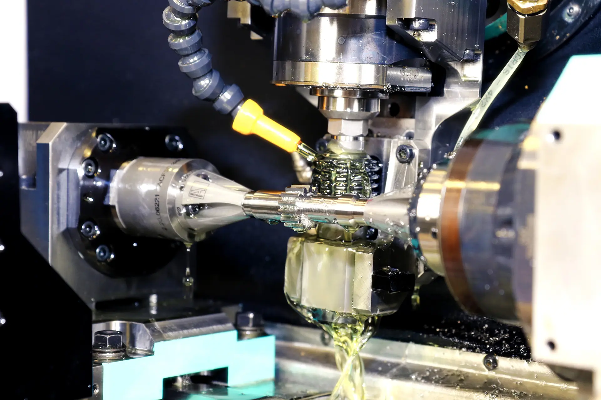 Máquina CNC tallando un engranaje recto